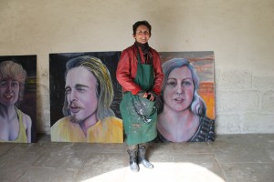 S. Muller devant deux de ses tableaux